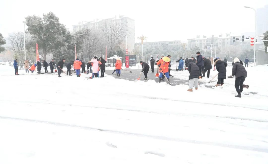掃雪除冰保安全，平平安安過(guò)大年