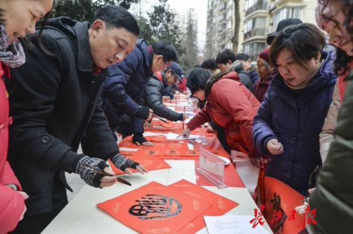 這一天，居民激動了，第一次在社區(qū)里升國旗唱國歌(圖1)